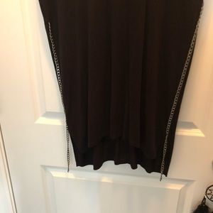 Sleeveless shirt with chain details.